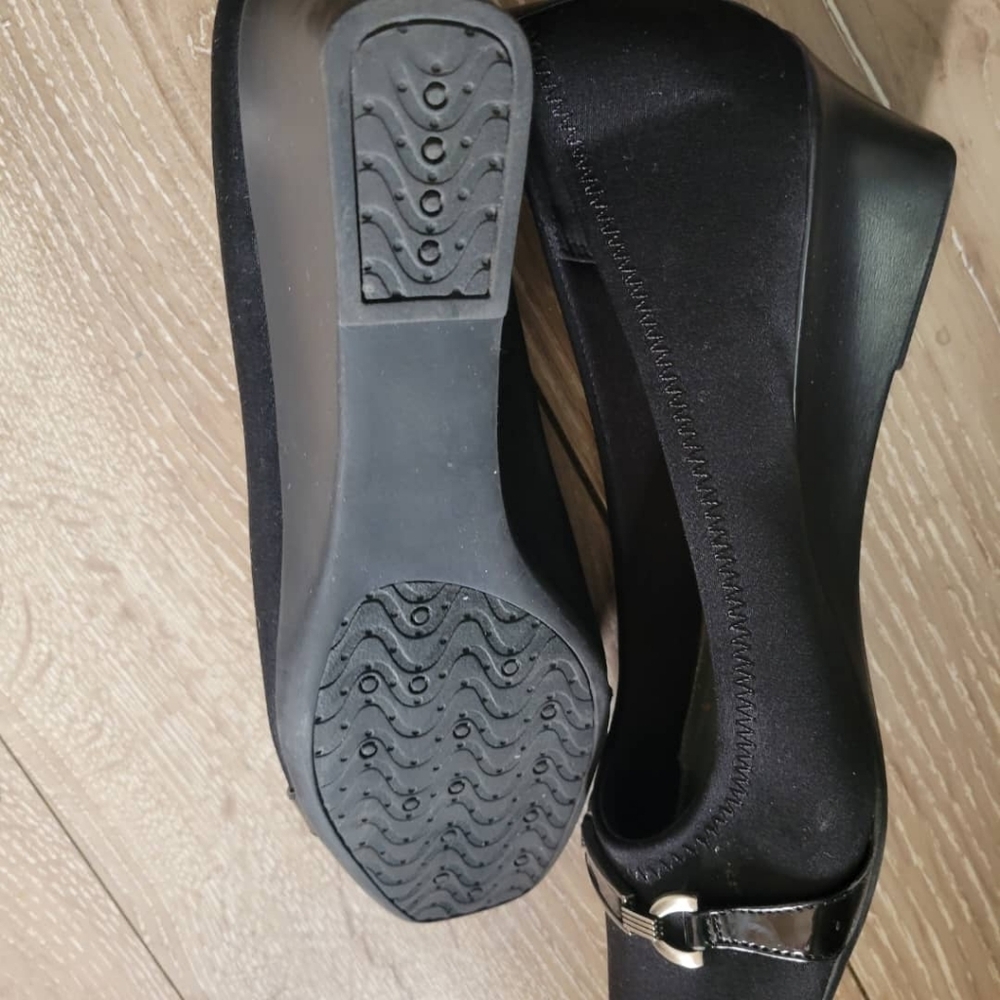 Women's Black Wedge Shoes with Rounded Toe. Size US 9 - Picture 3 of 8